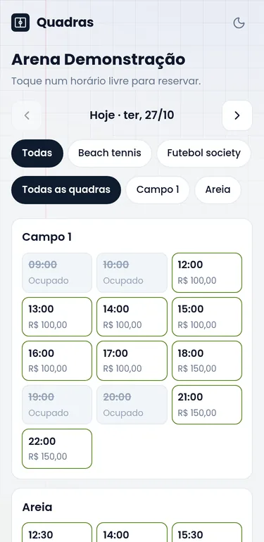 Página de reservas de uma arena no celular: horários do dia por quadra, com os livres e o preço de cada um